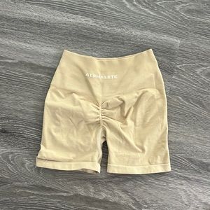 alphalete shorts beige/cream booty scrunch